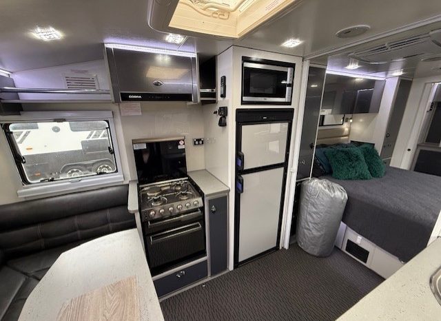 2016 Van Cruiser 22′ Cobra full