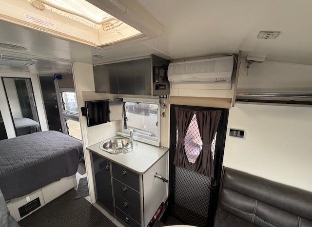 2016 Van Cruiser 22′ Cobra full