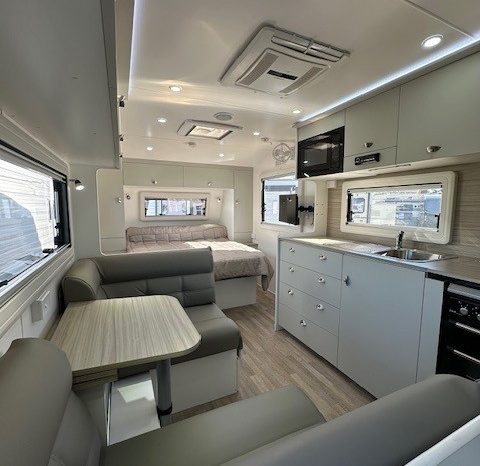 2021 Franklin Caravans Razor 20’6″ Cafe full