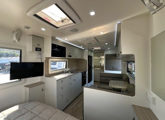 2021 Franklin Caravans Razor 20’6″ Cafe full