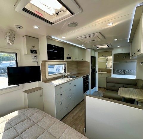 2021 Franklin Caravans Razor 20’6″ Cafe full