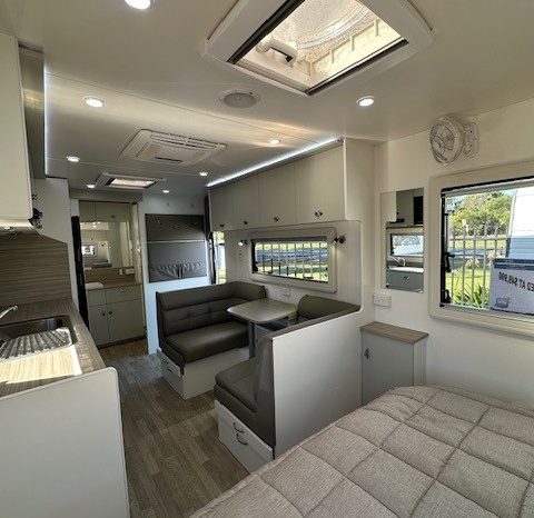 2021 Franklin Caravans Razor 20’6″ Cafe full