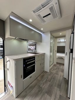 2026 Seascape Caravans 22′ Sunrunner Touring 22FF Club full
