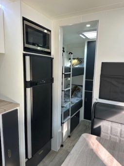 2026 Seascape Caravans 21′ Sunrunner 210-1F Family full