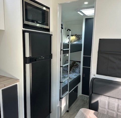 2026 Seascape Caravans 21′ Sunrunner 210-1F Family full