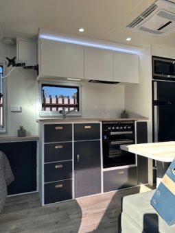 2026 Seascape Caravans 21′ Sunrunner 210-1F Family full