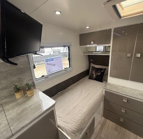 2017 Essential Caravans 19’6″ Cruiser – Single Beds full