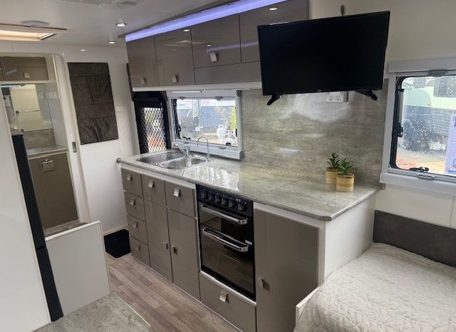 2017 Essential Caravans 19’6″ Cruiser – Single Beds full