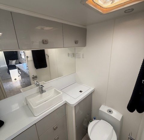2020 Design RV Forerunner 19′ Single Beds full