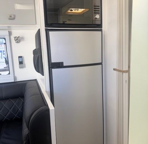 2020 Design RV Forerunner 19′ Single Beds full